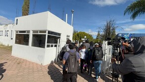 En el lugar se llevó a cabo una reunión privada que comenzó alrededor de las 11:00 horas, en la que participaron estudiantes, padres de familia y autoridades.