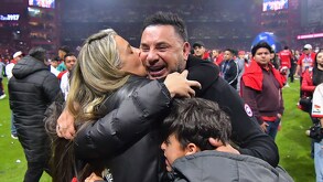 Antonio Mohamed celebrando el campeonato del Apertura 2025 con su familia.