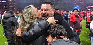 Antonio Mohamed celebrando el campeonato del Apertura 2025 con su familia.