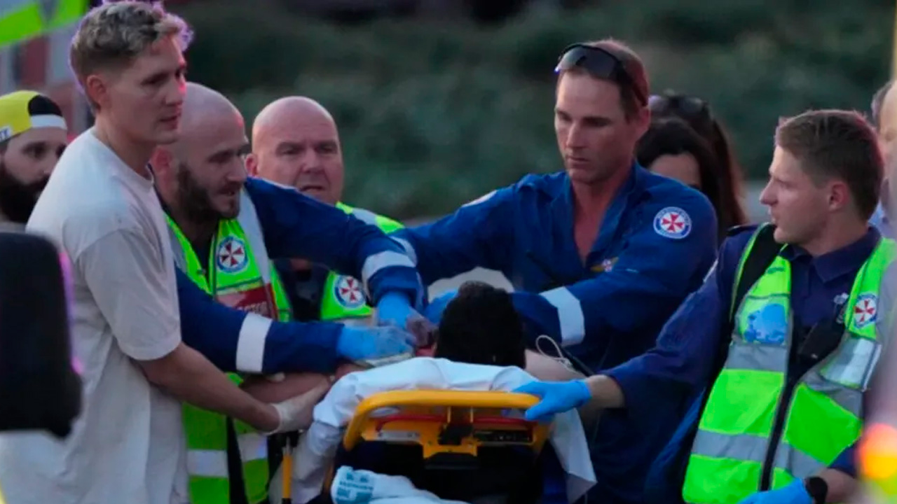 Al menos 12 personas murieron tras un ataque terrorista cometido por dos hombres armados durante una celebración de Janucá en la playa de Bondi, en Sídney.