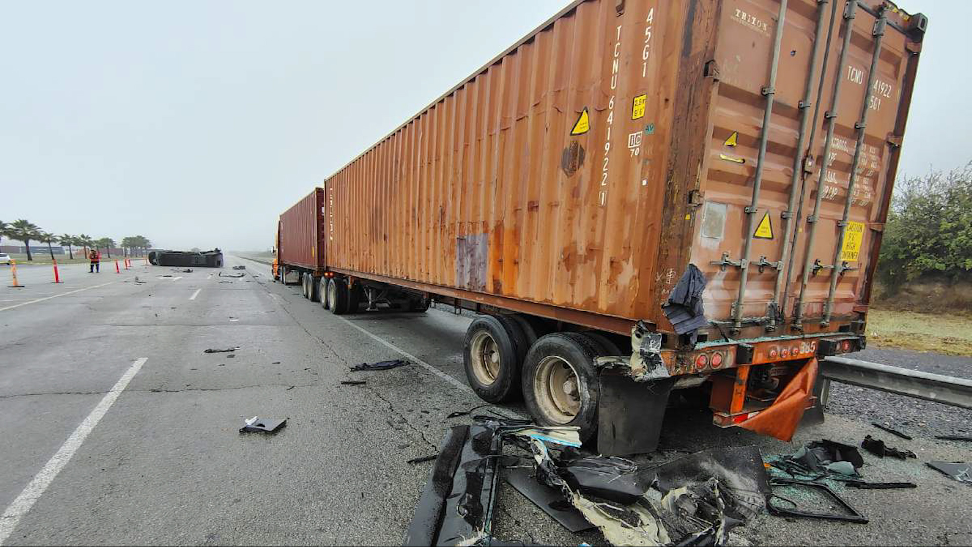 En el accidente no hubo personas lesionadas, pues el vehículo no llevaba pasajeros, y el operador sufrió solamente algunos golpes.