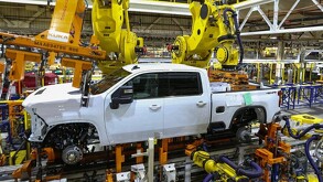 Se observa una camioneta blanca y muchas máquinas.