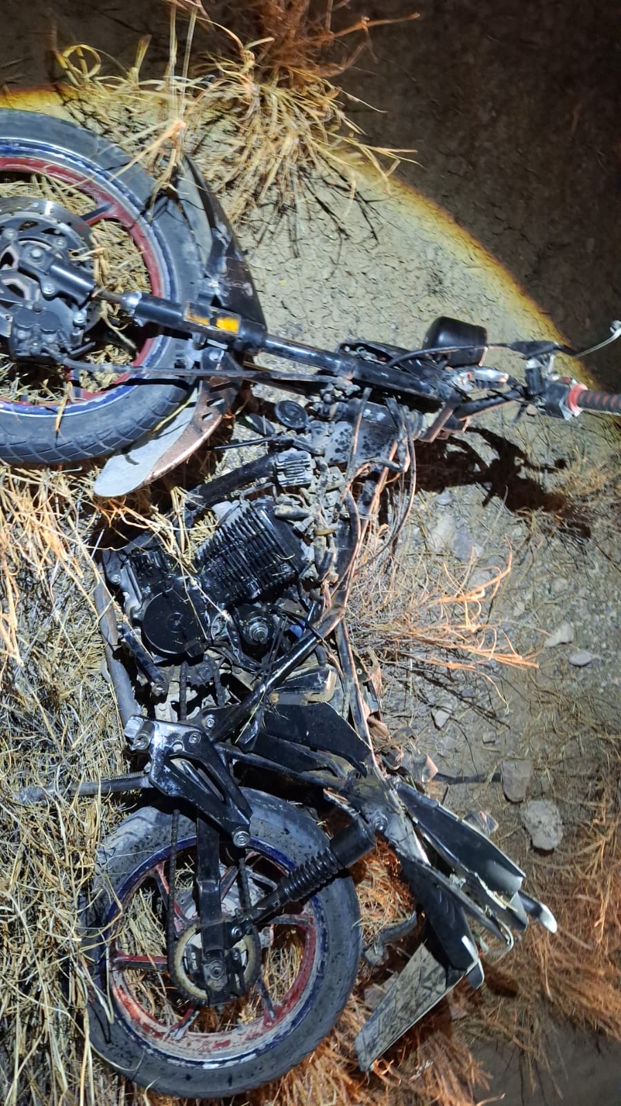 Motocicleta completamente destrozada luego de que fuera arrollada el conductor de 18 años que la manejaba.