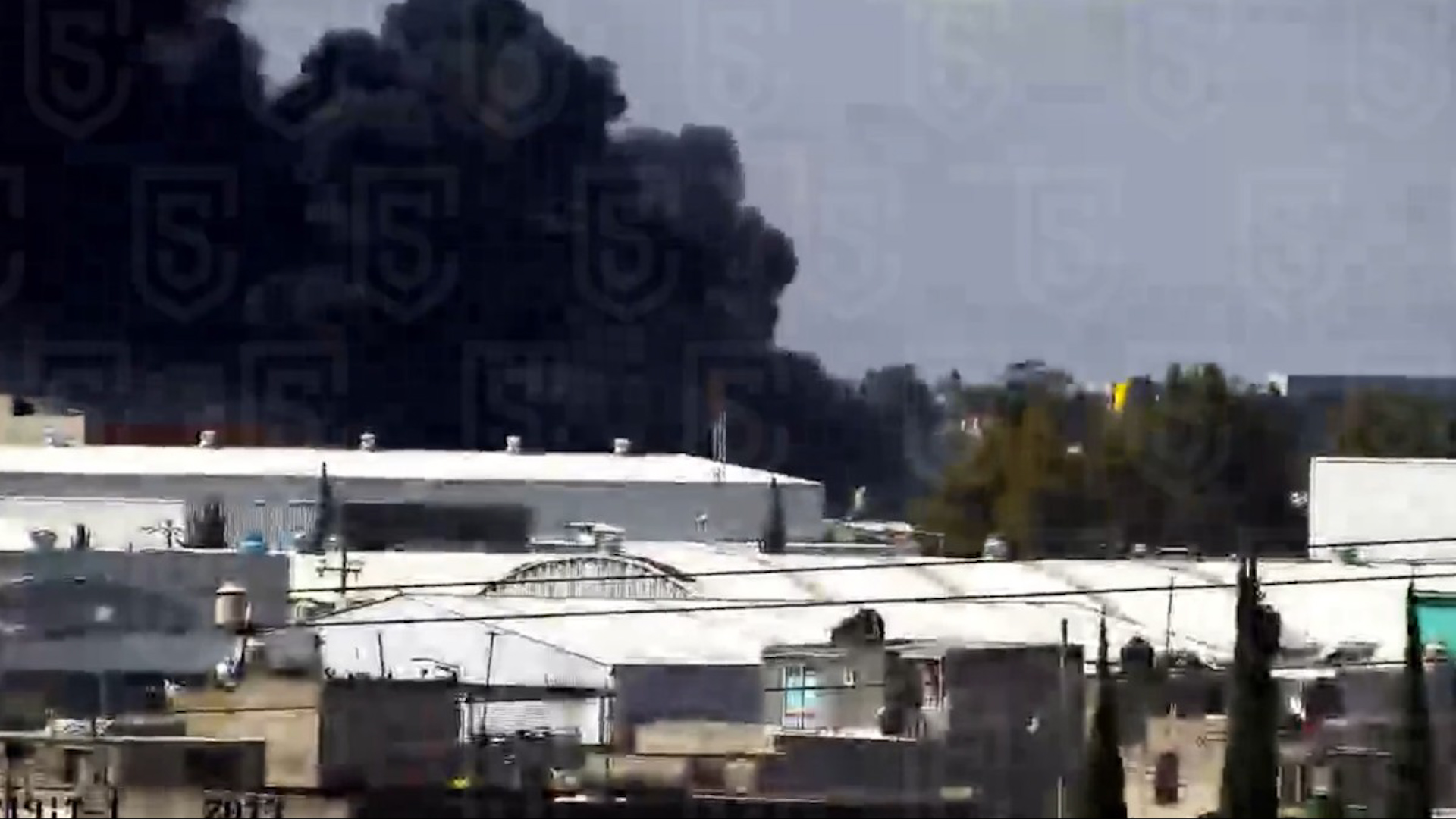 Cámaras del C5 del Estado de México han captado una intensa cantidad de humo en la zona.
