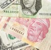 Dólares y pesos mexicanos.