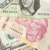 Dólares y pesos mexicanos.