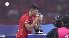 Diego Barbosa junto a la copa de la Liga MX al ganar con Toluca.