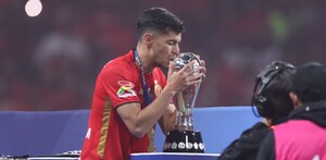 Diego Barbosa junto a la copa de la Liga MX al ganar con Toluca.