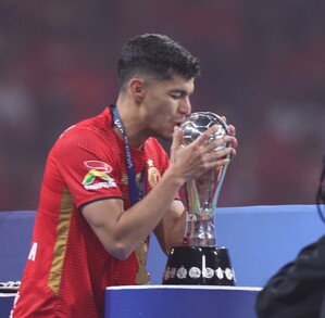 Diego Barbosa junto a la copa de la Liga MX al ganar con Toluca.