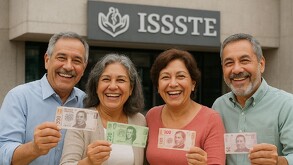 Trabajadores del ISSSTE felices por recibir su jubilación anticipada.