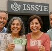 Trabajadores del ISSSTE felices por recibir su jubilación anticipada.