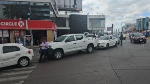 Imagen del lugar que fue cateado para desmantelar un red fraudulenta de venta de autos.