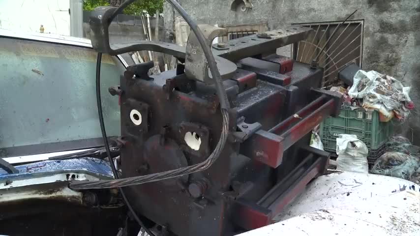 Un transformador de la CFE explotó y cayó sobre un camión de carga estacionado en la colonia Escamilla, en Guadalupe.