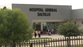 Se ve un edificio cafpe con letras que dicen Hospital General de Saltillo.