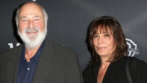 Rob Reiner en alfombra roja junto a su esposa Michele Singer Reiner.