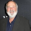 Rob Reiner en alfombra roja junto a su esposa Michele Singer Reiner.