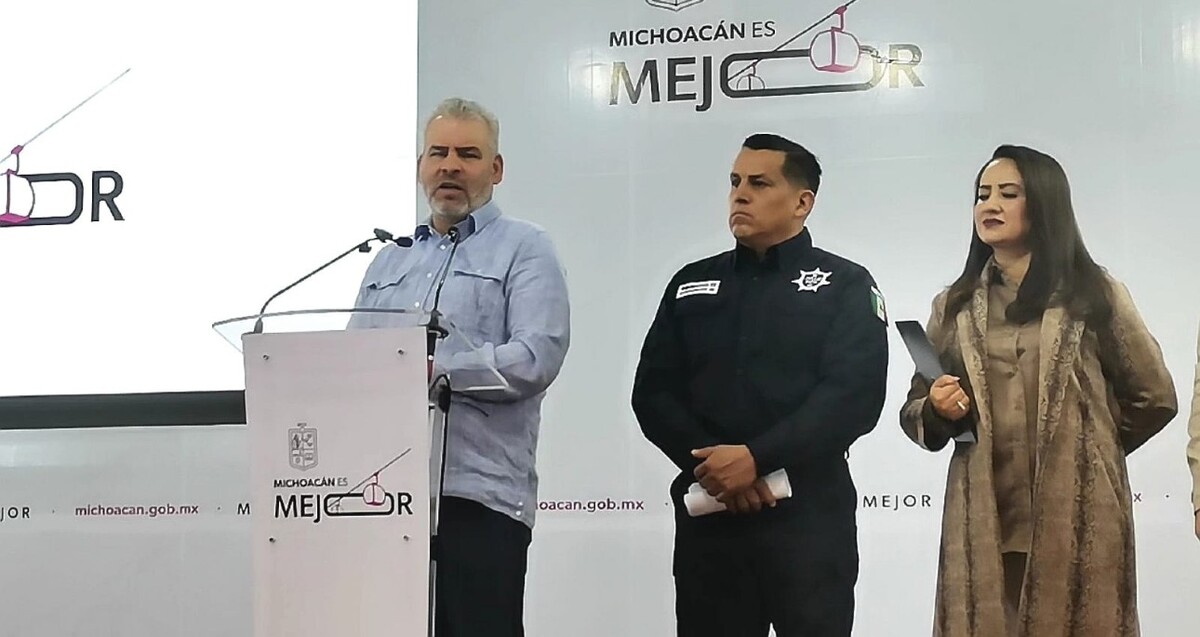El gobernador de Michoacán, Alfredo Ramírez Bedolla hablando frente a un podio con micrófono con autoridades estatales a un lado.