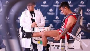 Efraín Álvarez presentando las pruebas médicas con Chivas de cara al Clausura 2026.