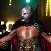 El Hijo del Santo saliendo con un campeonato a una pelea.
