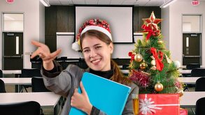 Una mujer junto a un árbol de navidad al interior de un salón de clases.