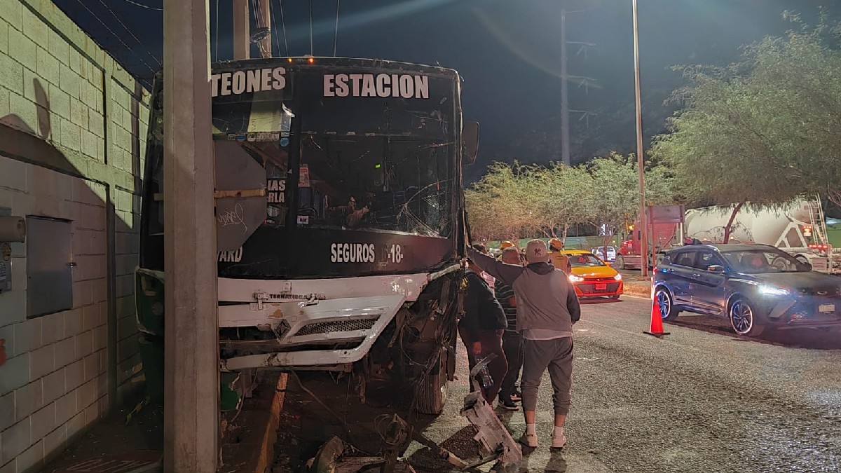 Camión de la Ruta Sur Panteones que chocó luego de participar en una persecución con un tráiler.