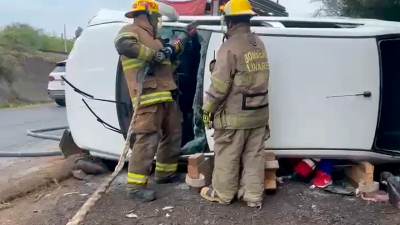 Un matrimonio de la tercera edad y su hijo, de 30 años, resultaron lesionados luego de que la camioneta en la que viajaban volcara en la Carretera Nacional