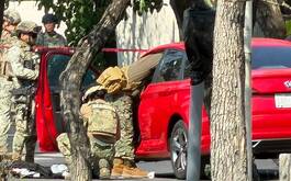 Vehículo rojo y elementos de la Sedena rodeándolo