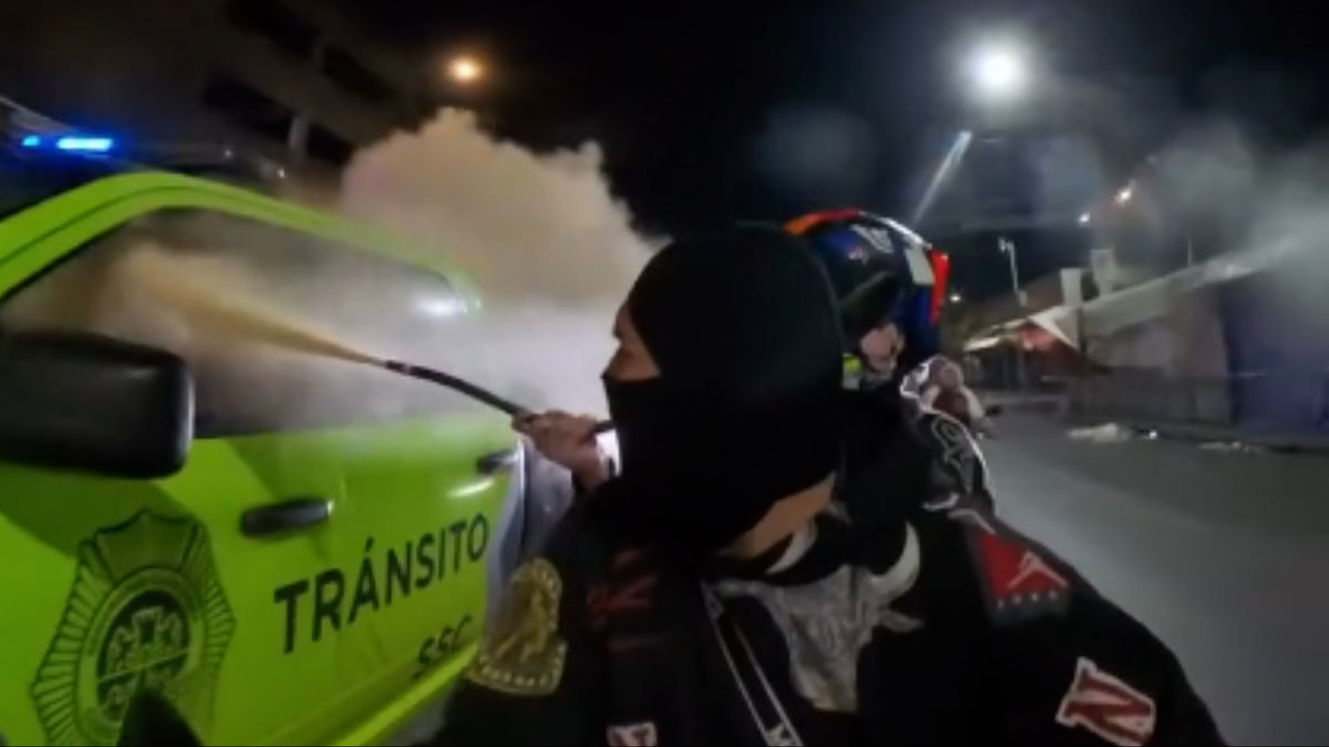 Motociclistas grabaron los hechos en contra del policía de tránsito cuando circulaban sobre Eje 1 Norte.