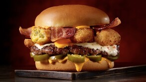 Se observa una hamburguesa con tocino, con carne y queso.