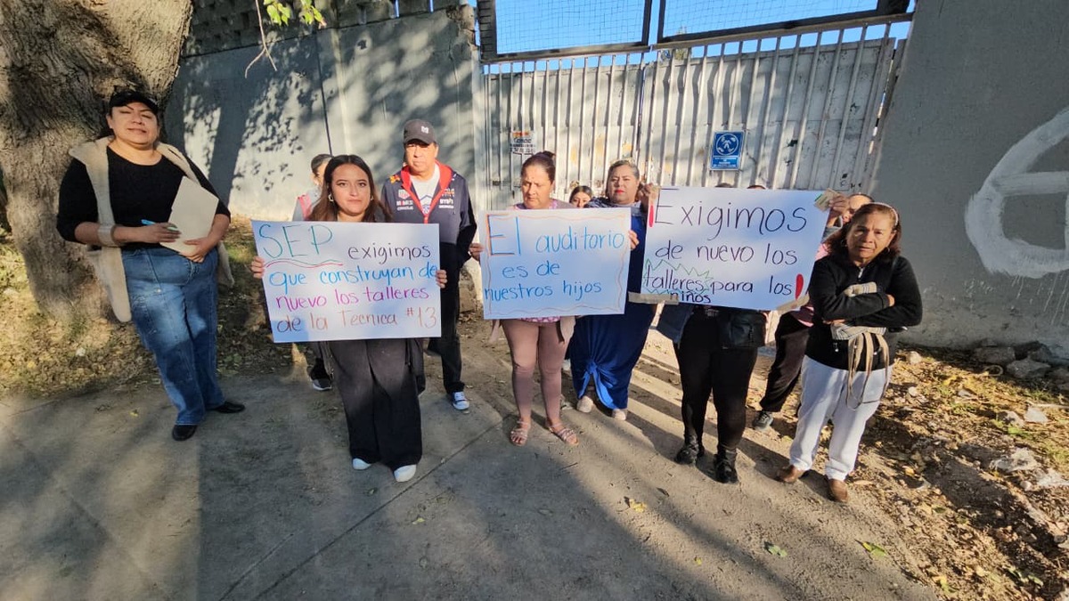 Padres de familia denuncian demolición dentro de la secundaria 13 de Zapopan.