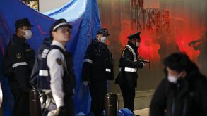 Policia de Japón tras apuñalamiento de dos personas afuera de un teatro.