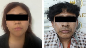 Un hombre y una mujer detenida con los ojos cubiertos con una cintilla, respetando su presunción de inocencia.