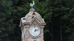 En el Paseo Bravo, con un estilo francés, se encuentra el reloj de El Gallito, el cual data de 1921.