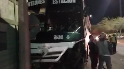 Una espectacular colisión entre un tráiler de carga pesada y un autobús de la Ruta Sur Panteón sacudió la tranquilidad del sur de la ciudad de Torreón.