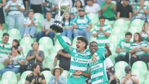 Ocejo y Kevin Palacios levantando un trofeo de campeón