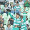 Ocejo y Kevin Palacios levantando un trofeo de campeón