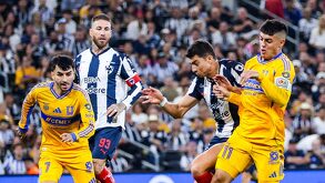 Jugadores de Tigres y Rayados en el Clásico Regio del Apertura 2026.