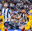 Jugadores de Tigres y Rayados en el Clásico Regio del Apertura 2026.