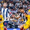 Jugadores de Tigres y Rayados en el Clásico Regio del Apertura 2026.