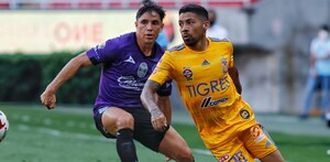 Javier Aquino de Tigres enfrentando a Mazatlán en la Copa por México 2020.