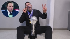 Antonio Mohamed celebrando el bicampeonato del Toluca en los vestidores del Nemesio Diez fumando un puro.