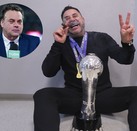 Antonio Mohamed celebrando el bicampeonato del Toluca en los vestidores del Nemesio Diez fumando un puro.