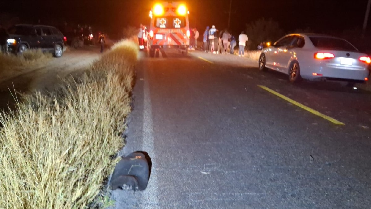carretera que conecta Nazareno con Picardías, con una ambulancia de Cruz Roja y una motocicleta destrozada.