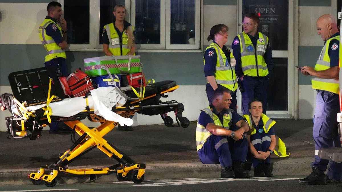 Trágica fotografía de AP en donde hacen presencia paramédicos y heridos trasladados en camilla.