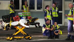 Trágica fotografía de AP en donde hacen presencia paramédicos y heridos trasladados en camilla.