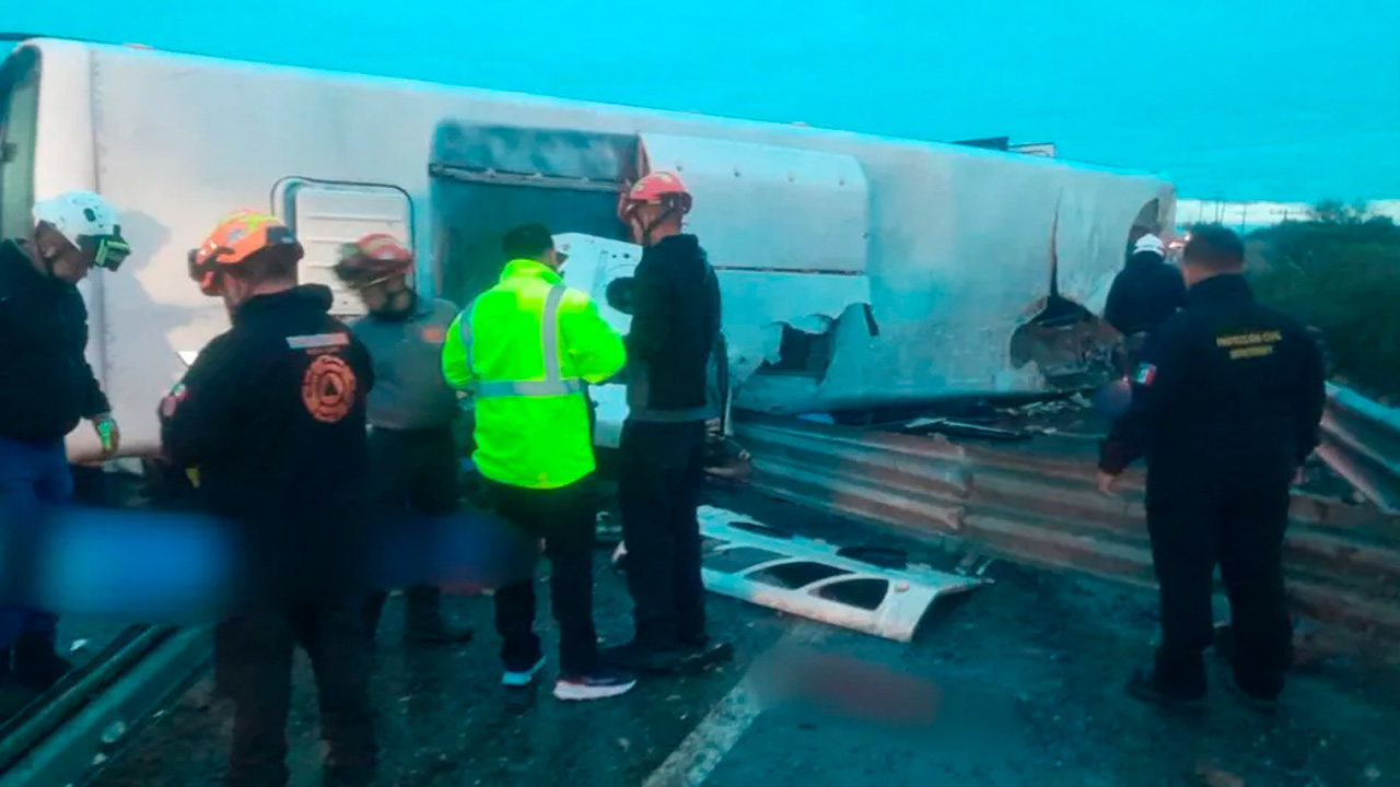 La volcadura de un camión de la Ruta 611 Apodaca–Pesquería dejó al menos ocho personas muertas y 16 lesionadas en la carretera Miguel Alemán.