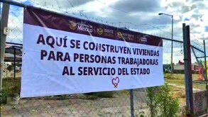 Un cartel que anuncia sobre la construcción de viviendas colgado sobre un predio en la ciudad de Puebla.