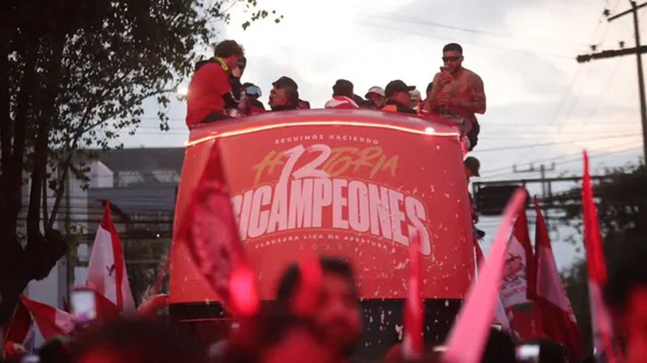 Miles de aficionados del Toluca salieron a las calles para celebrar el bicampeonato de Liga MX.