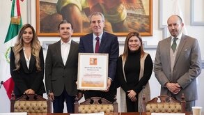 el presidente municipal de puebla recibe un reconocimiento