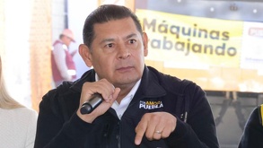 Gobernador de Puebla, Alejandro Armenta Mier, señalando con un dedo hacia abajo.